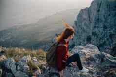 女人徒步旅行者山背包旅行新鲜的空气