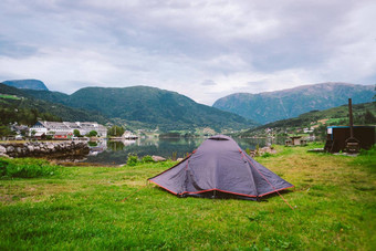 挪威<strong>峡湾</strong>景观野营帐篷挪威冒险野营帐篷风景优美的野生<strong>峡湾</strong>湖海岸山范围背景挪威