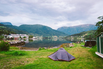 挪威峡湾景观野营帐篷挪威冒险野营帐篷风景优美的野生峡湾湖海岸山范围背景挪威