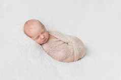 可爱的睡觉婴儿包装米色尿布