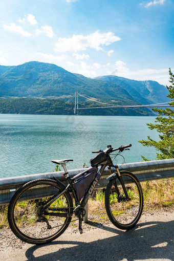 主题山骑自行车斯堪的那维亚人类旅游头盔运动服装自行车挪威百度桥悬架桥扔百度峡湾西南挪威
