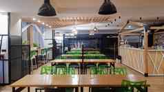 自助餐厅人餐厅房间木表绿色椅子室内木金属元素现代餐厅区域窗口照明乌克兰基辅2月