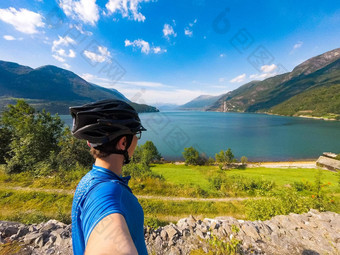 主题山骑自行车斯堪的那维亚人类旅游头盔运动服装自行车挪威百度桥悬架桥扔百度峡湾西南挪威