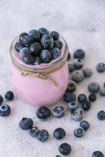 碗酸奶蓝莓表格蓝莓酸奶新鲜的蓝莓健康的早餐超级食物健康的吃素食者素食主义者食物