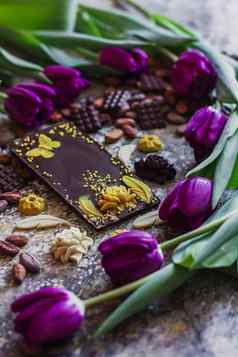 分类巧克力类型可可豆子紫罗兰色的春天郁金香背景