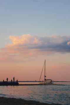游艇航行日落假期生活方式景观天际线帆船海鸥游艇旅游海上晚上走浪漫的旅行奢侈品游艇海日落