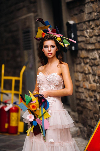 美丽的时尚的女孩模型粉红色的婚礼衣服拍摄弗洛伦斯持有不寻常的花束新娘模型花束手照片会话新娘弗洛伦斯