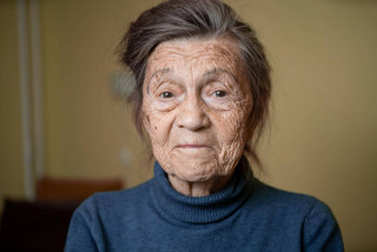 一年可爱的上了年纪的女人灰色的头发皱纹脸穿毛衣肖像大<strong>微</strong>笑快乐背景房间<strong>主题</strong>long-liver老化人好情绪