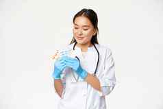 微笑亚洲医生显示医疗药片广告维生素持有药物无菌手套穿医疗统一的白色背景