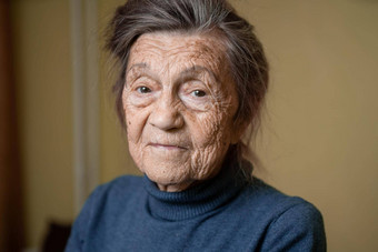 老可爱的女人九十年年高加索人灰色的头发皱纹脸相机可爱的种类微笑成熟的祖母退休long-liver主题情感情绪人
