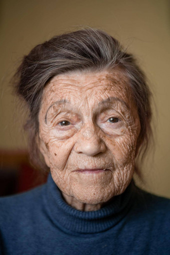 上了年纪的高加索人<strong>高级</strong>祖母九十年年用心微笑<strong>感</strong>觉快乐大肖像脸深皱纹灰色的头发主题养老金领取者人长寿女人