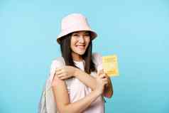 微笑朝鲜文旅游快乐女人显示手臂接种疫苗手臂科维德国际疫苗接种证书站蓝色的背景