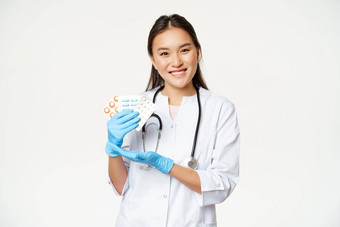 微笑亚洲女人医生展示药片维生素广告药物站医疗统一的白色背景