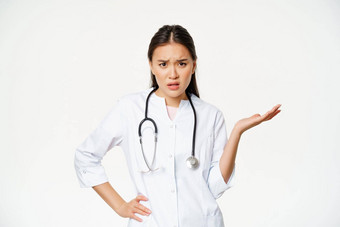 困惑亚洲女人医生理解病人困惑生气提高手质疑构成站医疗统一的白色背景