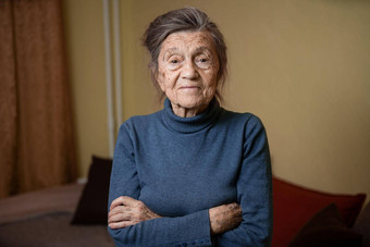 上了年纪的高加索人高级祖母九十年年用心微笑感觉快乐大肖像脸深皱纹灰色的头发主题养老金领取者人<strong>长寿</strong>女人