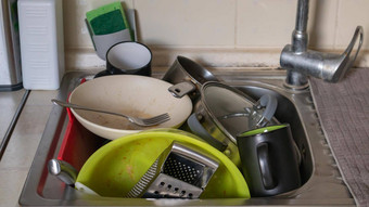 厨房餐具洗盆地洗桩脏菜厨房水槽厨房餐具洗家庭作业概念