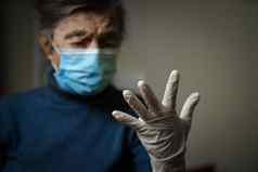 白色医疗手套前景所示上了年纪的祖母穿医疗面具调用安全环境卫生疫情高级女人个人保护设备