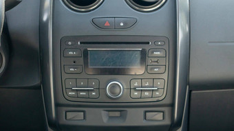 建立了多媒体车特写镜头头单位广播接收机显示内部车灰尘划痕可见设备屏幕多媒体系统