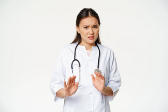 恶心亚洲女医生拒绝不喜欢拒绝smth不愉快的站医疗统一的白色背景