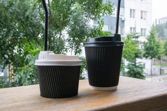 黑色的纸咖啡杯盖子在户外夏天阳光明媚的天气木表格咖啡馆咖啡商店餐厅
