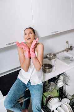 家庭主妇女孩粉红色的手套清洁房子情感累了白色厨房女孩洗菜休息表达情绪很多洗菜