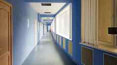 乌克兰基辅9月长空走廊人医院蓝色的墙木门窗户太阳射线窗户长走廊蓝色的