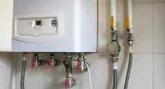 气体双电路锅炉安装公寓自治加热锅炉控制面板按钮显示温度阅读红色的阀门管道首页厨房