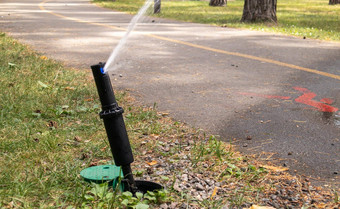 草坪上灌溉系统工作绿色公园喷涂草坪上水热天气自动喷水灭火系统自动浇水喷水灭火系统头浇水草坪上聪明的花园