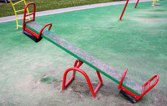 关闭现代操场上安全保护措施科维德城市公园孩子们的空摇摆不定的平衡器公园人概念童年