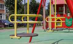 关闭现代操场上安全保护措施科维德城市公园婴儿空黄色的金属摇摆不定的公园人概念童年