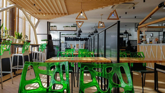 自助餐厅人餐厅房间木表绿色椅子室内木金属元素现代餐厅区域窗口照明乌克兰基辅2月