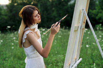 女人艺术家在户外脸有创意的爱好生活方式