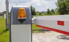 关闭门自动安全系统自动条目系统黄色的光信号街障碍障碍盖茨自动安全系统
