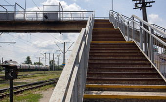 铁路桥步骤令人印象深刻的步骤的角度来看开销行人穿越桥楼梯连接平台火车站乌克兰基辅8月