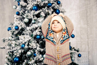 圣诞节主题孩子们高加索人男孩孩子温暖的他毛衣摆姿势吃甜蜜脏脸圣诞节早....一年的假期