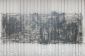 波纹金属波纹墙黑色的喷雾油漆阴影材料灰色的背景复制空间皱巴巴的铁板岩