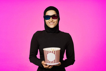 阿拉伯女人眼镜爆米花娱乐电影紫色的背景