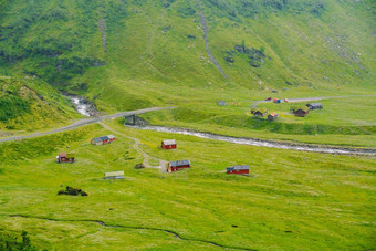 美丽的景观风景视图挪威<strong>绿色</strong>风景山山多云的一天<strong>绿色</strong>风景山山部分覆盖雾农场别墅冰川河