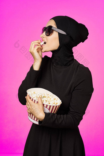 <strong>阿拉伯女人</strong>有趣的爆米花娱乐时尚孤立的背景