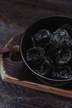 新鲜的生黑色的颜色俄罗斯水饺意式馄饨饺子黑色的板黑暗木背景前视图