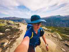 英俊的喜欢冒险的人类采取自拍山女人旅行者照片行动相机自然旅行生活方式冒险概念活跃的假期户外徒步旅行成功健康的生活