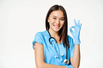 微笑护士亚洲女医生实习医生风云显示标志接种疫苗手臂医疗石膏推荐疫苗接种科维德白色背景
