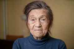 上了年纪的高加索人高级祖母九十年年用心微笑感觉快乐大肖像脸深皱纹灰色的头发主题养老金领取者人长寿女人