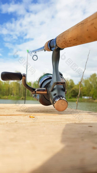 鲤鱼钓鱼杆孤立的湖木桥鲤鱼给料机旋转卷关闭钓鱼鲤鱼湖渔人设备垂直摄影