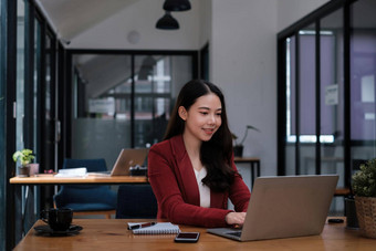 在线视频会议数字会议业务女人讨论业务团队视频会议首页办公室