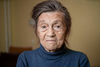 老可爱的女人九十年年高加索人灰色的头发皱纹脸相机可爱的种类微笑成熟的祖母退休long-liver主题情感情绪人