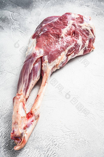 山羊腿胡椒大蒜生农场肉白色背景前视图