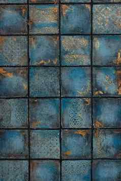 色彩斑斓的蓝色的古董陶瓷瓷砖墙装饰照片背景可打印的