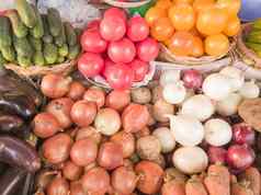 美丽的色彩斑斓的热带蔬菜背景新鲜的有机蔬菜农民市场农民的食物市场摊位各种有机蔬菜