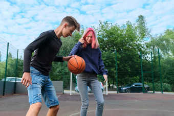 青少年的家伙女孩<strong>户外</strong>篮球法院玩街篮球
